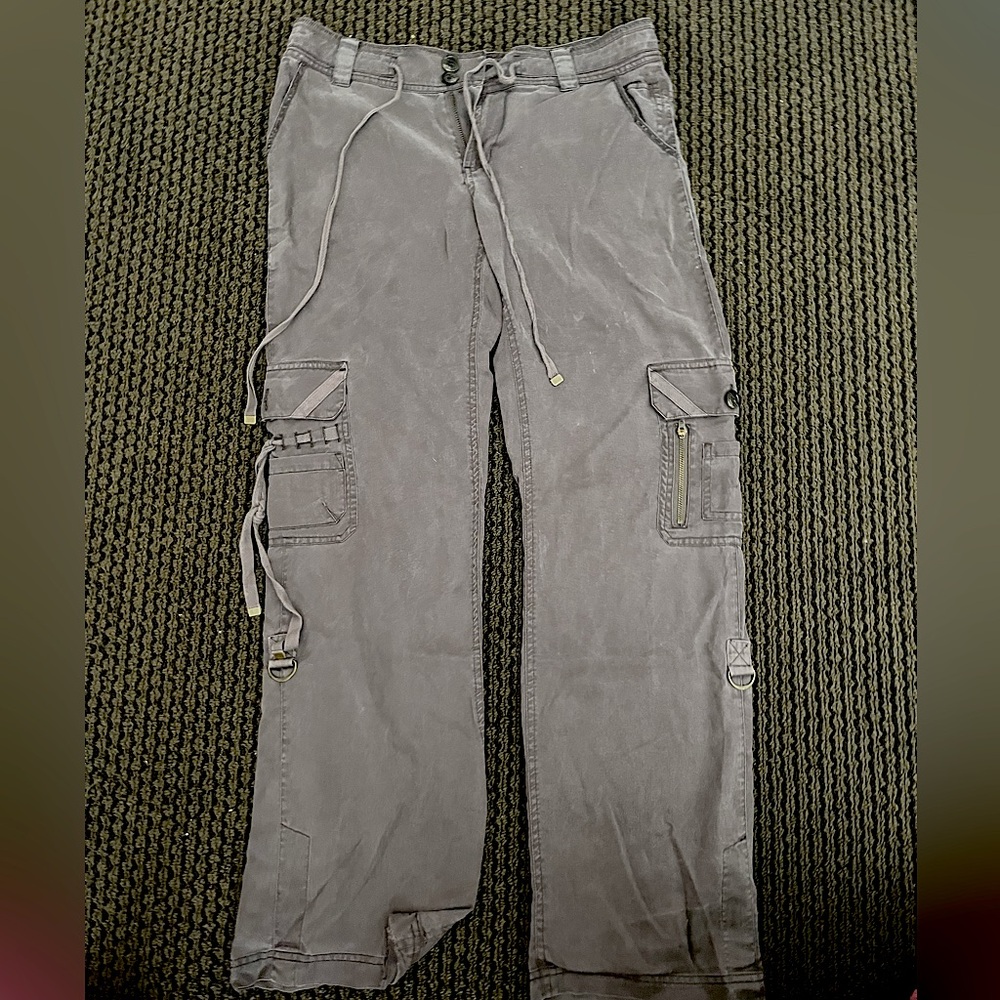 Hei hei. Baggy/ bell bottom cargo pants. Y2K and from the 2000’s low rise